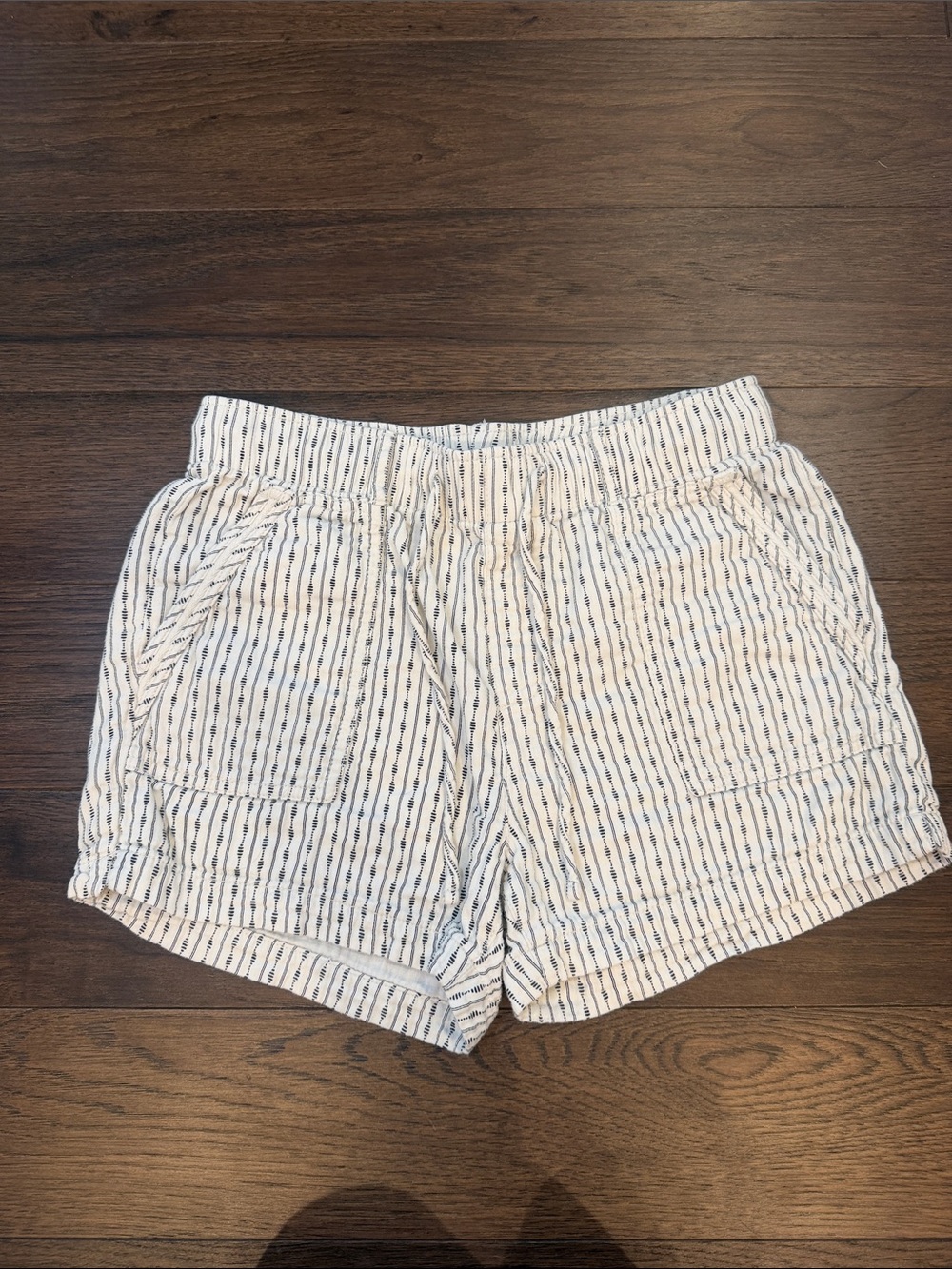 Old Navy White and Navy Patterned Pull-On Shorts Size Small - C31-059